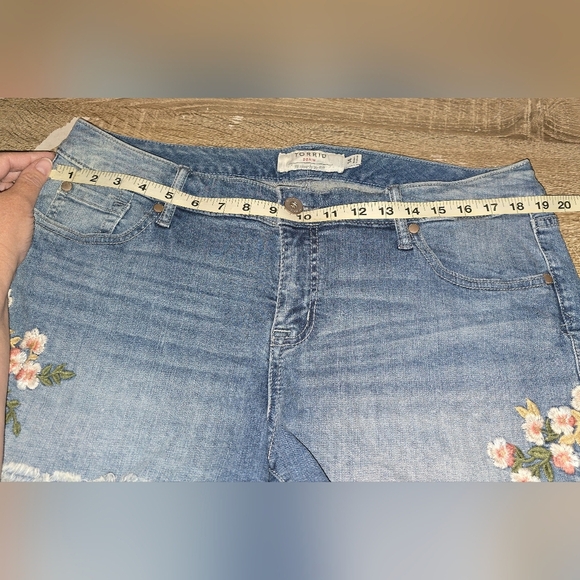 Torrid Floral Embroidered Cutoff Denim Stretch Jean Shorts Women's 14 14W or 1X - Picture 5 of 7